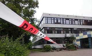 Abgesperrt: Am Leopoldinum hat die Polizei Sicherheitsvorkehrungen getroffen. Eine Chemikalie, die als Sprengstoff eingestuft wurde, musste entsorgt werden. - Vanessa Siemens