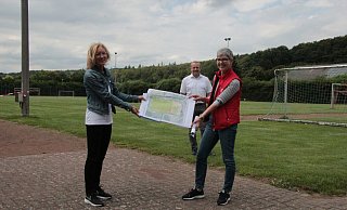 Auf dem Sportplatz in Langenholzhausen präsentieren Ute Seidemann (links) und Cornelia Rehse zusammen mit Bügermeister Mario Hecker die Pläne für den Umbau - falls die Fördermittel kommen. - Carolin Brokmann-Förster Auf dem Sportplatz in Langenholzhausen präsentieren Ute Seidemann (links) und Cornelia Rehse zusammen mit Bügermeister Mario Hecker die Pläne für den Umbau - falls die Fördermittel kommen. - Carolin Brokmann-Förster
