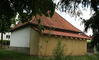 Schwarzbau oder genehmigungsfrei? Der von der Stadt Barntrup vorgenommene Anbau an das historische Spritzenhaus in Alverdissen wirft Fragen auf. - Sylvia Frevert(LZ) Schwarzbau oder genehmigungsfrei? Der von der Stadt Barntrup vorgenommene Anbau an das historische Spritzenhaus in Alverdissen wirft Fragen auf. - Sylvia Frevert(LZ)
