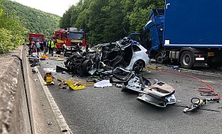 Zwei Menschen waren im Mai 2019 bei einem Unfall auf der B1 bei Schlangen ums Leben gekommen. - Archiv: Niklas Böhmer Zwei Menschen waren im Mai 2019 bei einem Unfall auf der B1 bei Schlangen ums Leben gekommen. - Archiv: Niklas Böhmer