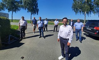 Thomas Kutschaty (vorne), Fraktionsvorsitzender der SPD im Landtag NRW, hat im Zuge seiner Sommertour auch einen Zwischenstopp in Blomberg eingelegt. Dort traf er sich zum Gespräch mit (hinten von links) Jürgen Berghahn, Siegbert Fried, Antonio Noack, Adolf Steuer, Elmar Meilenbrock, Christoph Dolle und Landrat Dr. Axel Lehmann. - Michaela Weiße