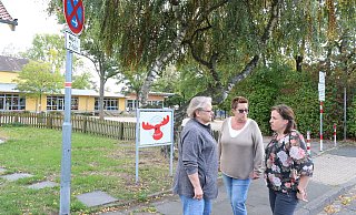 Vor der Grundschule im Halteverbot: (von links) Charlotte Zöllner, Anne Navarra und Karina Radant. - Alexandra Schaller Vor der Grundschule im Halteverbot: (von links) Charlotte Zöllner, Anne Navarra und Karina Radant. - Alexandra Schaller