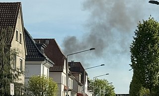 Die Rauchsäule des Garagenbrandes ist deutlich zu sehen. - Feuerwehr Detmold/Christopher Rieks Die Rauchsäule des Garagenbrandes ist deutlich zu sehen. - Feuerwehr Detmold/Christopher Rieks