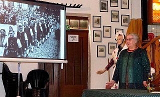 Kunstvereinsvorsitzende Helga Ntephe stellt das Projekt Triade vor. - Rudi Rudolph Kunstvereinsvorsitzende Helga Ntephe stellt das Projekt Triade vor. - Rudi Rudolph