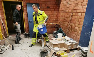 Renovieren die Holstenkamphalle: Die Mitarbeiter des städtischen Bauhofes Maik Rothhaus (rechts) und Helge Ostmann. Sie erledigen Abriss-, Maurer-, Trockenbau-, Malerarbeiten und verlegen Fliesen. Ostmann arbeitet seit November, Rothhaus seit Februar auf der
Großbaustelle. - Sylvia Frevert Renovieren die Holstenkamphalle: Die Mitarbeiter des städtischen Bauhofes Maik Rothhaus (rechts) und Helge Ostmann. Sie erledigen Abriss-, Maurer-, Trockenbau-, Malerarbeiten und verlegen Fliesen. Ostmann arbeitet seit November, Rothhaus seit Februar auf der
Großbaustelle. - Sylvia Frevert