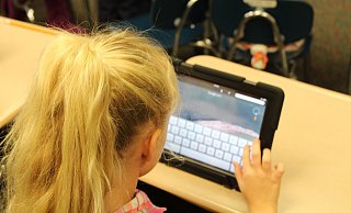 An der Sekundarschule Horn-Bad Meinberg sollen in naher Zukunft iPads als Lernmittel zum Einsatz kommen. Dass Eltern allerdings für den Gesamtbetrag der hochpreisigen Tablet-Computer aufkommen müssen, sei rechtswidrig. - Symbolbild: Pixabay