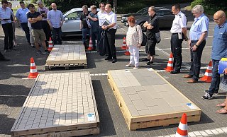 Ortstermin auf dem Rathausparkplatz: Auf der Palette rechts sind die Farben zu sehen, in denen der Vorplatz des Kurgastzentrums gepflastert werden sollte, vorne links sieht man die Steingröße, die vorgesehen ist. Hinten links liegt das Pflaster, das die weitere Parkstraße prägen soll. Der Bauausschuss und der Aufsichtsrat des Staatsbades sind von der Farbvariante für den Vorplatz des Kurgastzentrums indes nicht überzeugt. - Sven Kienscherf Ortstermin auf dem Rathausparkplatz: Auf der Palette rechts sind die Farben zu sehen, in denen der Vorplatz des Kurgastzentrums gepflastert werden sollte, vorne links sieht man die Steingröße, die vorgesehen ist. Hinten links liegt das Pflaster, das die weitere Parkstraße prägen soll. Der Bauausschuss und der Aufsichtsrat des Staatsbades sind von der Farbvariante für den Vorplatz des Kurgastzentrums indes nicht überzeugt. - Sven Kienscherf