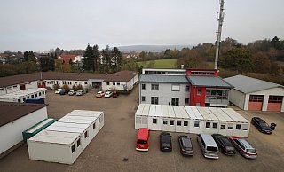 16 Container stehen jetzt am Feuerwehr-Ausbildungszentrum in Lemgo. Sie werden gebraucht, weil inzwischen deutlich mehr Personal für die Koordination der Abstriche im Kreis Lippe tätig ist. - Jens Rademacher 16 Container stehen jetzt am Feuerwehr-Ausbildungszentrum in Lemgo. Sie werden gebraucht, weil inzwischen deutlich mehr Personal für die Koordination der Abstriche im Kreis Lippe tätig ist. - Jens Rademacher