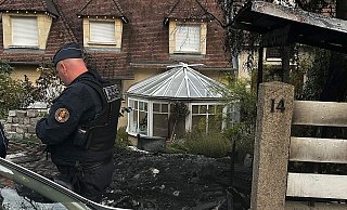 Ein Polizist steht vor dem Haus des Bürgermeisters Vincent Jeanbrun. Randalierer hatten das Haus in der Nacht mit einem Auto gerammt und Feuer gelegt. - Nassim Gomri/AFP/dpa Ein Polizist steht vor dem Haus des Bürgermeisters Vincent Jeanbrun. Randalierer hatten das Haus in der Nacht mit einem Auto gerammt und Feuer gelegt. - Nassim Gomri/AFP/dpa