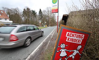 Anwohner und Politiker möchten die Situation an der Bushaltestelle „Kreuzung" in Wendlinghausen entschärfen. Doch ein Umbau ist nicht in Sicht. - Jens Rademacher Anwohner und Politiker möchten die Situation an der Bushaltestelle „Kreuzung" in Wendlinghausen entschärfen. Doch ein Umbau ist nicht in Sicht. - Jens Rademacher