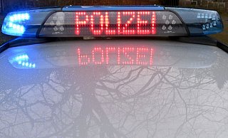 Die Schriftzug &laquo;Polizei&raquo; leuchtet auf dem Dach eines Streifenwagens der Polizei. - Carsten Rehder/dpa/Symbolbild