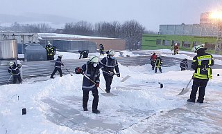 Einsatzkräfte der Wehr schaufeln das Dach der Phoenix-Contact-Arena frei. - Feuerwehr Lemgo Einsatzkräfte der Wehr schaufeln das Dach der Phoenix-Contact-Arena frei. - Feuerwehr Lemgo