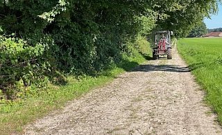 Welche Qualität müssen Wirtschaftswege haben? Diese Frage stellt sich momentan die Stadt Schieder-Schwalenberg. Unser Symbolfoto zeigt einen Wirtschaftsweg zwischen Borgholzhausen und Melle im Kreis Gütersloh. - Stadt Borgholzhausen