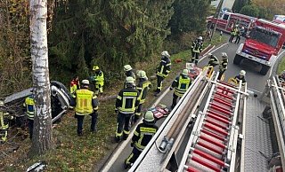Die Feuerwehr musste das Auto aus dem Graben bergen. - Alte Hansestadt Lemgo