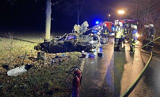 Bei dem schweren Unfall wurde eine junge Frau im Fahrzeug eingeklemmt. - Freiwillige Feuerwehr Brüntrup