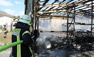 Mit gleich mehreren Löschangriffen hat die Freiwillige Feuerwehr den Brand in der Lagerhalle bekämpft. Es wurde zudem verhindert, dass das Feuer auf übrige Nachbargebäude übergreift. - Daniel Hobein / Feuerwehr Bad Salzuflen Mit gleich mehreren Löschangriffen hat die Freiwillige Feuerwehr den Brand in der Lagerhalle bekämpft. Es wurde zudem verhindert, dass das Feuer auf übrige Nachbargebäude übergreift. - Daniel Hobein / Feuerwehr Bad Salzuflen