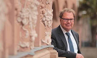 Will politisch kürzer treten: Der Fraktionsvorsitzende der Lemgoer CDU, Dr. Harald Pohlmann, am Apothekenerker des Rathauses. Er strebt mehr Zeit für Familie, Firma und Segeln an – in dieser Reihenfolge. - Till Brand Will politisch kürzer treten: Der Fraktionsvorsitzende der Lemgoer CDU, Dr. Harald Pohlmann, am Apothekenerker des Rathauses. Er strebt mehr Zeit für Familie, Firma und Segeln an – in dieser Reihenfolge. - Till Brand