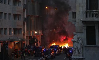 Brennende Stra&szlig;enbarrikade in Barcelona: Neue schwere Unruhen haben den Unabh&auml;ngigkeitskonflikt in Katalonien bedrohlich angeheizt. - Foto: Manu Fernandez/AP/dpa