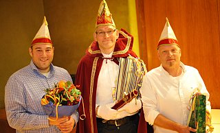 Voller Vorfreude blicken (von links) Vorsitzender Michael Braattz (stellvertretend für Rainer Wagenschieber, der wegen eines Trauerfalls nicht dabei sein konnte), Prinz Markus Jacobi und Bauer Axel Kleemann auf die kommende Karnevalssitzung. - Nicole Ellerbrake Voller Vorfreude blicken (von links) Vorsitzender Michael Braattz (stellvertretend für Rainer Wagenschieber, der wegen eines Trauerfalls nicht dabei sein konnte), Prinz Markus Jacobi und Bauer Axel Kleemann auf die kommende Karnevalssitzung. - Nicole Ellerbrake