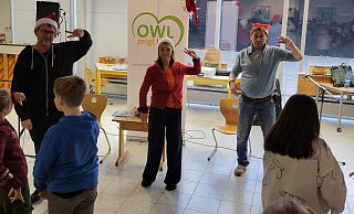 Jochen Vahle (links), Tina Ruland und Ingo Naujoks haben ihr junges Publikum zum tanzen animiert. - Vasco Stemmer Jochen Vahle (links), Tina Ruland und Ingo Naujoks haben ihr junges Publikum zum tanzen animiert. - Vasco Stemmer