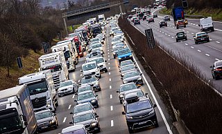 Der Verkehr stockt auf der Autobahn. - Moritz Frankenberg/dpa