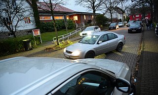 Der Verkehr vor der Grundschule und der Kita in Bösingfeld ist morgens zur Stoßzeit chaotisch. Die Leitungen wünschen sich eine Verbesserung. - Nicole Ellerbrake Der Verkehr vor der Grundschule und der Kita in Bösingfeld ist morgens zur Stoßzeit chaotisch. Die Leitungen wünschen sich eine Verbesserung. - Nicole Ellerbrake