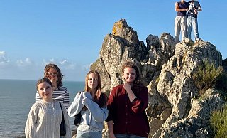 Zwei Franz&ouml;sinnen Elisa Clairay und Lucie Fillonneau mit den Horn-Bad Meinbergern (von links) Nele Apelt, Xenia Cittel, Clemens Vothknecht und Pavlo Shershniev an der K&uuml;ste der Normandie. - Partnerschaftsverein