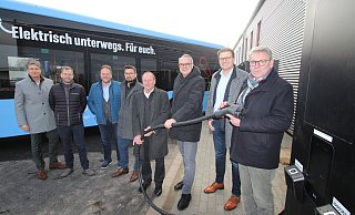 An einer Lades&auml;ule und vor einem der neuen Elektrobusse f&uuml;r den Lemgoer Stadtverkehr stehen (von rechts) Landrat Meinolf Haase, Matthias Sasse (Gesch&auml;ftsf&uuml;hrer Stadtwerke Lemgo), B&uuml;rgermeister Markus Baier, Sven Oehlmann (Gesch&auml;ftsf&uuml;hrer Verkehrsbetriebe Extertal), Ashley James von der Sparkasse Lemgo, Heinz Linke (Firma Linke) sowie Nicolai Struve und Robert Wilhelm vom Hersteller Daimler Buses. - Jens Rademacher