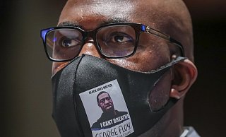 Philonise Floyd, ein Bruder von George Floyd, trifft in Capitol Hill ein, um für eine Anhörung auszusagen. - Foto: Michael Reynolds/Pool EPA/AP/dpa