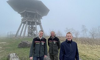 Die Sanierung des Eggeturms ist ihnen eine Herzensangelegenheit: (von links) Fachgebietsleiter Matthias Berndt, Förster Andreas Bathe und Christian Hecker, der mit seinen Mitarbeitern das Bauwerk auf dem Velmerstot reparieren wird. - Silke Buhrmester Die Sanierung des Eggeturms ist ihnen eine Herzensangelegenheit: (von links) Fachgebietsleiter Matthias Berndt, Förster Andreas Bathe und Christian Hecker, der mit seinen Mitarbeitern das Bauwerk auf dem Velmerstot reparieren wird. - Silke Buhrmester