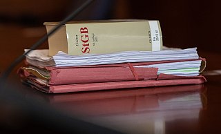 Das Strafgesetzbuch und Akten liegen in einem Gericht auf dem Tisch. - Swen Pförtner/dpa/Symbolbild Das Strafgesetzbuch und Akten liegen in einem Gericht auf dem Tisch. - Swen Pförtner/dpa/Symbolbild