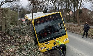 Beim Ausweichen ist ein Linienbus in Heiden in den Straßengraben geraten. - Feuerwehr Lage