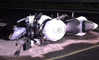 Ein Motorrad liegt auf der Autobahn A2. - Markus Gayk/dpa