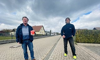 Ausgestattet mit der TA Lärm und einem speziellen Lärmmessgerät sind Bodo Kibgies (Schlangen 4.0) und Uwe Hirsch (Kompetenzzentrum Baumanagement der Bundeswehr) in Oesterholz-Haustenbeck unterwegs. - Henning Schwarze Ausgestattet mit der TA Lärm und einem speziellen Lärmmessgerät sind Bodo Kibgies (Schlangen 4.0) und Uwe Hirsch (Kompetenzzentrum Baumanagement der Bundeswehr) in Oesterholz-Haustenbeck unterwegs. - Henning Schwarze
