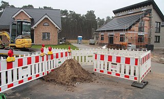 Die SPD möchte den Klimaschutz in der Gemeinde voran bringen. Ein Baustein ist die Beratung von Bauherren bei Neu- und Umbau von Häusern, etwa durch Installation von Photovoltaikanlagen. Im westlichen Neubaugebiet sieht man sie auf Dachflächen kaum. - Dieter Asbrock Die SPD möchte den Klimaschutz in der Gemeinde voran bringen. Ein Baustein ist die Beratung von Bauherren bei Neu- und Umbau von Häusern, etwa durch Installation von Photovoltaikanlagen. Im westlichen Neubaugebiet sieht man sie auf Dachflächen kaum. - Dieter Asbrock