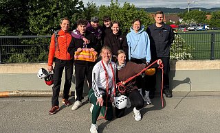 Vorbereitung auf Alpenexkursion: Schulleiter Oliver Dudek, Mads Ipson, Fabian Bröker, Ruben Steinmeier, Savanna Bartsch, Franziska Plümers und Hauptbrandmeister Lars Brühl (stehend von links) sowie Swaantje van Gellekom und Paula Denker (kniend von links). - GS Aspe