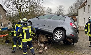 Ein Golf plus ist mit hoher Geschwindigkeit in eine Mauer gefahren. - Freitag TV