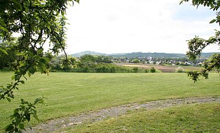 Auf einer der nach Osten gerichteten Wiesen auf dem Friedhof Kreuzenstein können künftig muslimische Gräber angelegt werden. - Cordula Gröne
