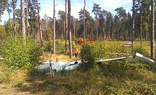 Der Rettungshubschrauber Christoph 13 ist auf einer Lichtung unweit der Absturzstelle gelandet. Im Vordergrund liegen Teile des Segelflugzeuges. - Feuerwehr Oerlinghausen Der Rettungshubschrauber Christoph 13 ist auf einer Lichtung unweit der Absturzstelle gelandet. Im Vordergrund liegen Teile des Segelflugzeuges. - Feuerwehr Oerlinghausen