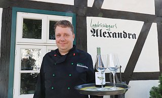 Florian Landrichinger vor seinem Restaurant an der Unteren Mühlenstraße. - Alexandra Schaller
