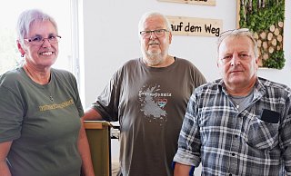 Christiane und Gregor von Oepen und Uwe Kr&uuml;ger (rechts) von der Extertaler Ahrtal-Hilfe berichten im Gemeindehaus Hohenhausen von ihren Erlebnissen. - Lorraine Brinkmann