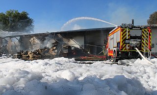 Am Sonntagvormittag löscht die Feuerwehr Bad Salzuflen immer noch Glutnester ab. - Daniel Hobein/Feuerwehr Bad Salzuflen Am Sonntagvormittag löscht die Feuerwehr Bad Salzuflen immer noch Glutnester ab. - Daniel Hobein/Feuerwehr Bad Salzuflen
