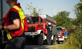 Schwer zugängliche Brandorte erfordern ein hohes Maß an Logistik bei der Beschaffung von Löschwasser. - Freitag TV