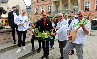 Hans Müller-Hisje (Tourismus und Marketing, von links), Sternekoch Jan Diekjobst (Detmolder Hof), Meike Göschel (Süße Falle), Rainer Diekmann von der Gärtnerei Diekmann, Dörte Pieper (Fachbereichsleiterin Kultur, Tourismus, Marketing und Bildungseinrichtungen), Kochlehrer Jürgen Rabe, Apotheker Christian Schmidt (Chef der Werbegemeinschaft), Bürgermeister Frank Hilker und Bäckermeister Mickel Biere. - Janet König