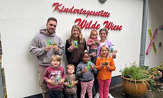 Gemeinsam mit Kindern des Familienzentrums Wilde Wiese laden Jonas Fiebig (Familienzentrum Wahmbecker Pfad), Laura Bobenhausen (Stadt Lemgo) und Nicole Siefert (Familienzentrum Wilde Wiese, von links) zur Waldrallye. - Familienzentrum Wilde Wiese
