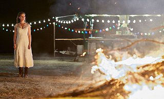 Ann Kathrin Klaasen (Picco von Groote) erinnert sich an die Ereignisse in der Nacht des ersten Mordes am Osterfeuer. - Sandra Hoever/ZDF/dpa Ann Kathrin Klaasen (Picco von Groote) erinnert sich an die Ereignisse in der Nacht des ersten Mordes am Osterfeuer. - Sandra Hoever/ZDF/dpa