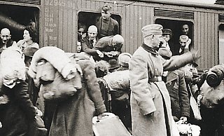 Mit dem Zug wurden Juden aus Westfalen und Lippe nach Riga deportiert. Schon die Fahrt war eine Qual – nur zwei Mal gab es während der 60 Stunden Trinkwasser. - Rudolf Koch/NW-Archiv