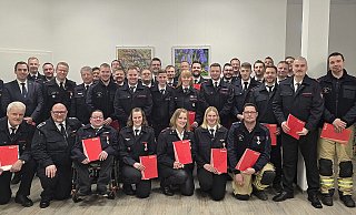 Die anwesenden Beförderten und Geehrten der Lügder Wehr mit dem stellvertretenden Kreisbrandmeister Sascha Medina (rechts), Bürgermeister Torben Blome (3. von links) und Marco Gröne, stellvertretender Wehrführer (vorne 2. von links). - Rudi Rudolph Die anwesenden Beförderten und Geehrten der Lügder Wehr mit dem stellvertretenden Kreisbrandmeister Sascha Medina (rechts), Bürgermeister Torben Blome (3. von links) und Marco Gröne, stellvertretender Wehrführer (vorne 2. von links). - Rudi Rudolph