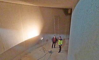 Simon Adriaans (l.) von der Firma Flint leitet die Sanierung des Hochbehälters. Neben ihm steht Norbert Wehmeier von der Gemeinde. Er ist Ingenieur für Wasserwirtschaft. In der Luft schwebender Staub macht das Bild etwas diffus. - Gunter Held Simon Adriaans (l.) von der Firma Flint leitet die Sanierung des Hochbehälters. Neben ihm steht Norbert Wehmeier von der Gemeinde. Er ist Ingenieur für Wasserwirtschaft. In der Luft schwebender Staub macht das Bild etwas diffus. - Gunter Held