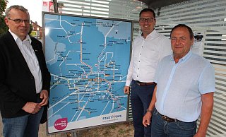 Der Umstieg auf E-Busse geht schneller als geplant. Voraussichtlich schon zu Kläschen Anfang Dezember ist der Lemgoer Stadtbus komplett elektrisch, sagen (von links) Stadtbus-Chef Jürgen Kleß, Stadtwerke-Geschäftsführer Matthias Sasse und Sven Oehlmann (Geschäftsführer Verkehrsbetriebe Extertal) - hier an der Stadtbus-Haltestelle "Stadtwerke". - Jens Rademacher